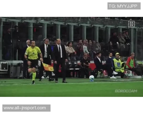 阿莱格里在更衣室严厉批评莱奥直言要其端正态度并努力拼搏 阿莱格里在更衣室严厉批评莱奥直言要其端正态度并努力拼搏