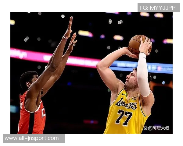 小南斯赞亨特表现如莱昂纳德全场9中7砍17分7篮板展现得分能力