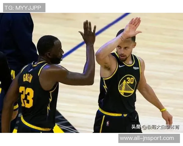 科尔盛赞库里在球队中的核心地位一切战术围绕他展开 科尔盛赞库里在球队中的核心地位一切战术围绕他展开