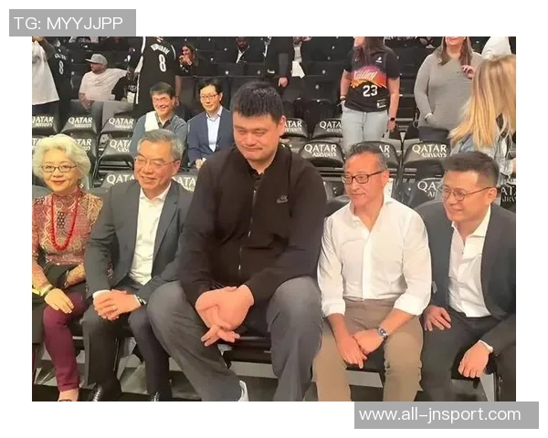 姚明与篮网新秀杰明同框合影引发热议谁能在巨人面前不变矮人