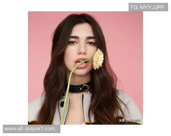 歌手杜阿利帕现场观战博卡与河床引发争议手持两队球衣合影引热议 歌手杜阿利帕现场观战博卡与河床引发争议手持两队球衣合影引热议