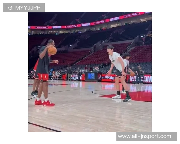 开拓者前线记者小傅期待小杨在篮球场上展现真实自我的那一天 开拓者前线记者小傅期待小杨在篮球场上展现真实自我的那一天