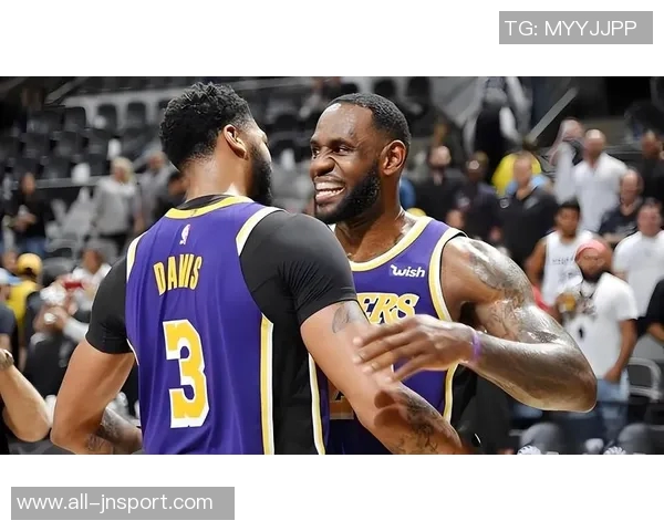 湖人训练场景曝光斯玛特紧逼八村里夫斯全力防守展现球队默契